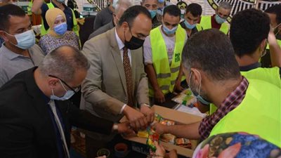 نائب محافظ المنيا يشهد تجهيز وتعبئة 6 آلاف كرتونة مواد غذائية