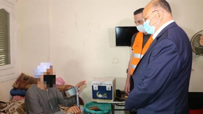 محافظ القاهرة مع