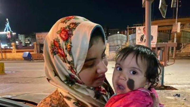 الطفلة ووالدتها