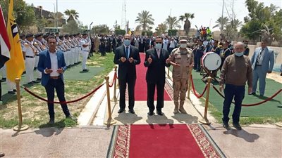 وضع إكليل الزهور على النصب التذكاري للجندي المجهول بالعريش