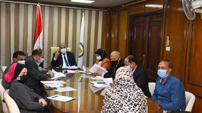 محافظ قنا: تطبيق مباديء الكفاءة والعدالة في اختيار المرشحين لوظيفة رئيس قرية