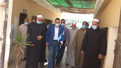 محافظ الشرقية يتابع أعمال رصف الشوارع بمدينة القرين