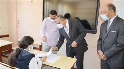 محافظ سوهاج يتفقد بدء امتحانات الصفين الأول والثاني الثانوي
