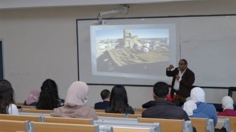 جانب من الندوة وبها