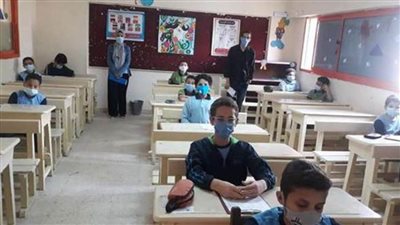 طلاب الصفوف السادس الابتدائي والأول والثاني الثانوي يؤدون الامتحانات المجمعة