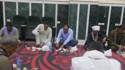 رئيس مركز ملوى يشارك عمال النظافة حفل إفطار جماعيًا 