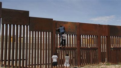 أحد أنبغ جراحي المخ في أمريكا.. مهاجر مكسيكي هارب من الفقر