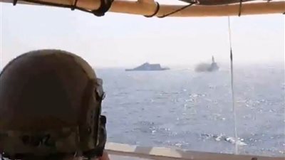 بالفيديو.. سفينتان أمريكيتان تفتحان النار ضد سفن إيرانية.. ورد إيراني عاجل