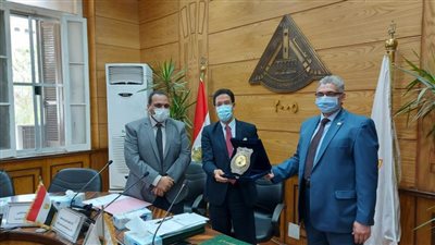 مجلس جامعة بنها يكرم عميد كلية الطب