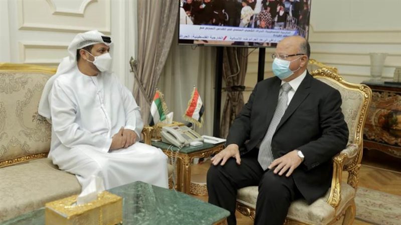 محافظ القاهرة مع