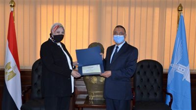 محافظ الإسكندرية يكرم رئيسي حي غرب والمنتزه أول على جهودهم المميزة بنطاق أحيائهم  