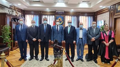 مهاب مميش في ضيافة جامعة دمنهور لحضور مناقشة رسالة دكتوراه