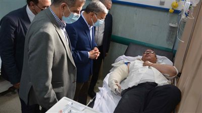 محافظ المنيا يطمئن علي رئيس مدينة أبوقرقاص