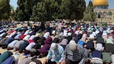 60 ألفا يؤدون الجمعة الثالثة من رمضان في رحاب الأقصى