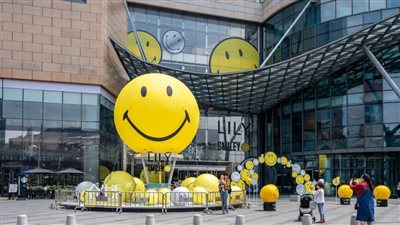 متجر صيني يحث الناس على الابتسامة.. بعد أن تسبب كورونا في موجات من الكآبة