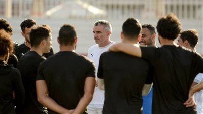 كارتيرون يعقد جلسة مطولة مع لاعبي الزمالك قبل المران