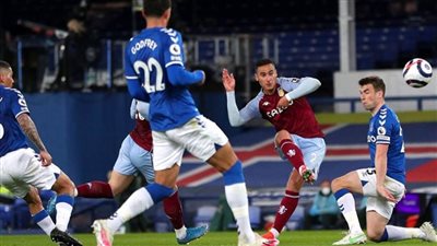 أستون فيلا يفوز على إيفرتون 2-1 في الدوري الإنجليزي