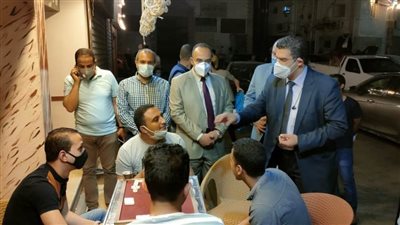 نائب محافظ المنيا يتفقد النادي الرياضي وعددا من الكافيهات ويجري نقاشا توعويا مع الشباب لمواجهة كورونا