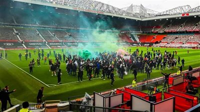 الكرة للجماهير.. لافتات وإحتجاجات الجماهير تؤجل موقعة مانشستر يونايتد وليفربول لأجل غير مسمى