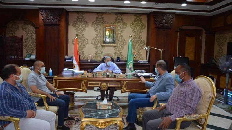 محافظ المنيا يعقد