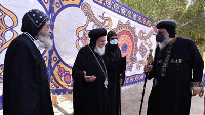 على مائدة إفطار.. البابا تواضروس يلتقي الأساقفة الكنيسة في دير السريان