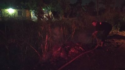 إخماد حريق بجوار محطة صرف في طوخ