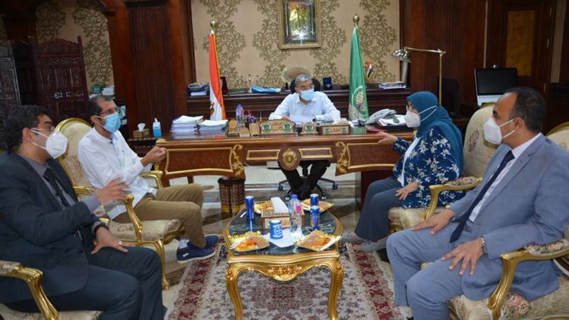 محافظ المنيا يستقبل