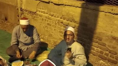 مدير أوقاف المنيا يتناول إفطاره بجوار سور مسجد بملوي