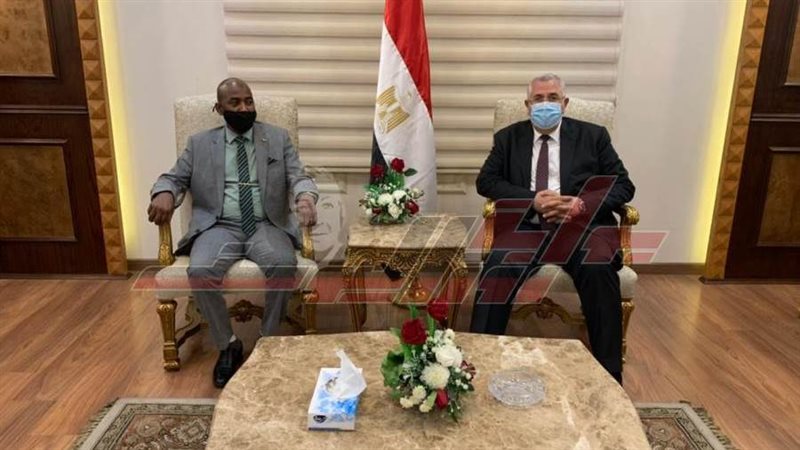 وزير الزراعة خلال