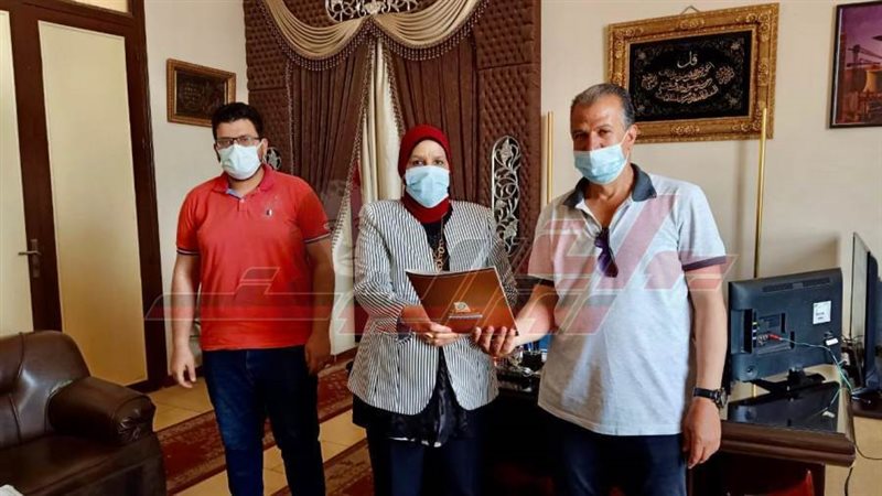 تسليم العقود