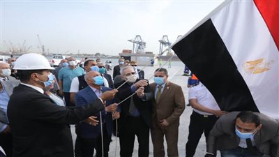 وزير النقل يتابع عددا من المشروعات بميناء دمياط ويشهد رفع العلم على القاطرة (أبو جندية)