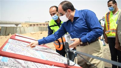 الرئيس السيسي يتفقد أعمال تطوير عدد من المحاور والطرق الجديدة شرق القاهرة