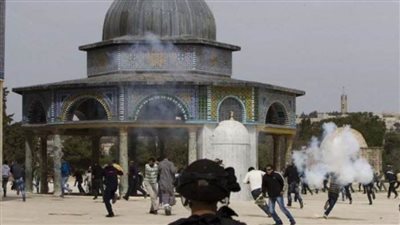 شاهد.. قوات الاحتلال تقتحم باحات المسجد الأقصى المبارك وتطلق القنابل الصوتية وقنابل الغاز