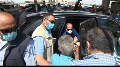 مواطن للرئيس: عاوز شقة.. والسيسي: من عيني (فيديو)