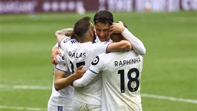 ليدز يونايتد يفوز على توتنهام 3-1 بالدوري الإنجليزي الممتاز لكرة القدم