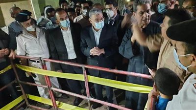 محافظ المنيا يعزي أهالي ضحايا حادث صفانيه 