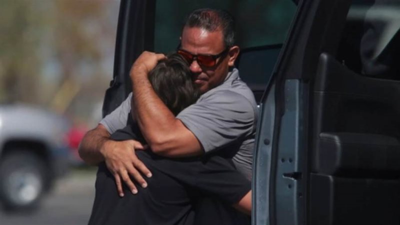 أب يطمئن على نجله