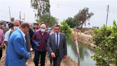 محافظ البحيرة يتفقد تجربة التخلص من نواتج تطهير المجاري المائية