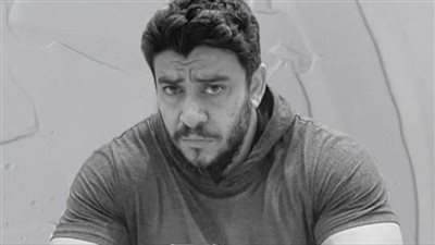 عمر جانز يخوض أولى تجاربه الغنائية بـ 