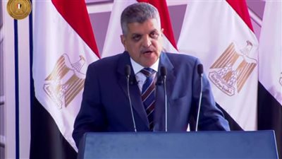 الفريق أسامة ربيع يهدى الرئيس السيسي هدية تذكارية مصحفا شريفا