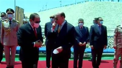 عاجل| الرئيس السيسي يتفقد الكراكة مهاب مميش 