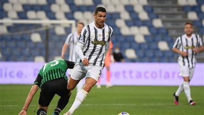 رونالدو يقود يوفنتوس للفوز على ساسولو ويصل للهدف المائة