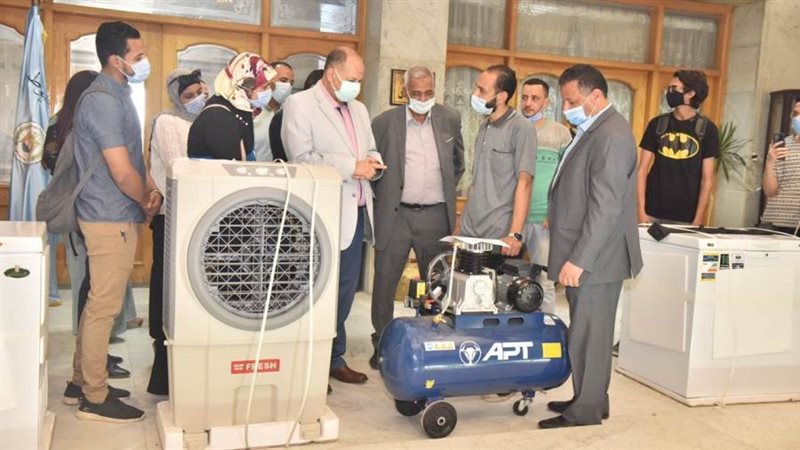 محافظ أسيوط يوزع