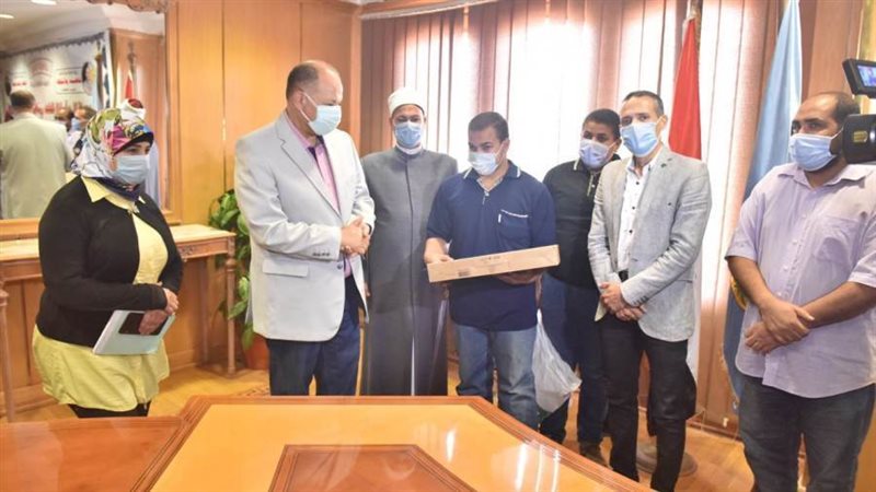 محافظ أسيوط يسلم