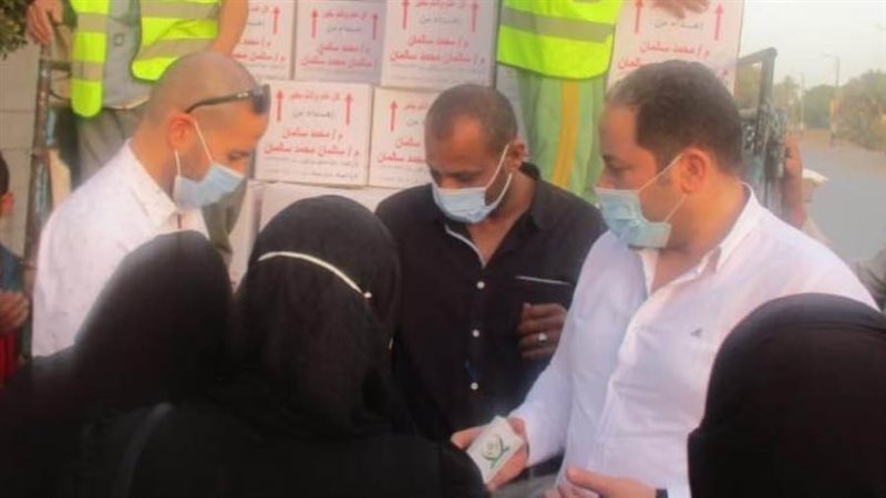 خلال توزيع المساعدات