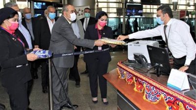 وزير الطيران المدني يتفقد مطار القاهرة ويهنئ المسافرين والعاملين بعيد الفطر المبارك
