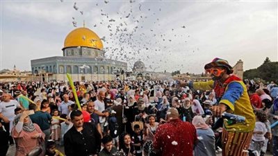 عيد الفطر حول العالم.. صلاة وبهجة واحتفالات 