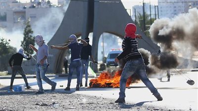 الشعب الفلسطيني ينتفض بصدور عارية من أجل مدينة الصلاة