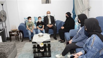 رئيس جامعة أسيوط في زيارة لمنازل أسر شهداء الأطقم الطبية مصطحباً هدايا مالية وعينية مقدمة من الرئيس السيسي