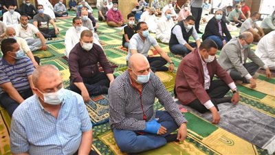 محافظ البحيرة يؤدي صلاة الجمعة بمسجد عطا بدمنهور